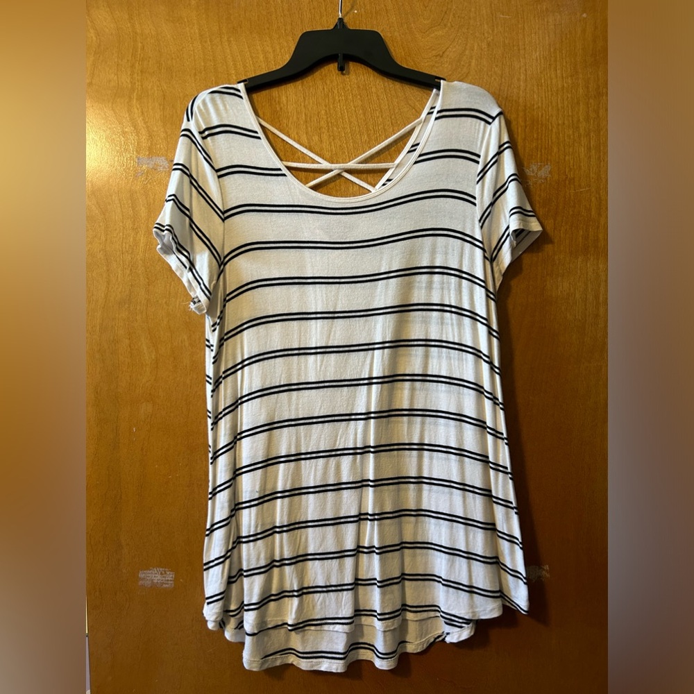 MAURCIES BLACK & WHITE crisscross blouse!